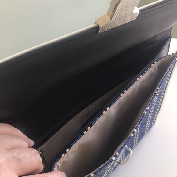 Envelope leather bag with raffia weave in navy/white - Picture 4 of 6